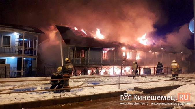 В Кинешме горит ТРК «Мирная пристань» фото 13