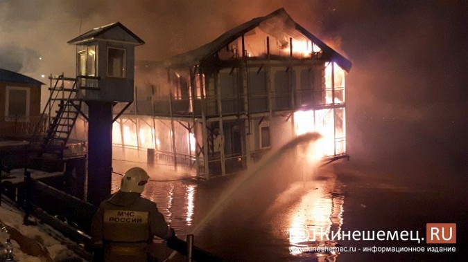 В Кинешме горит ТРК «Мирная пристань» фото 16