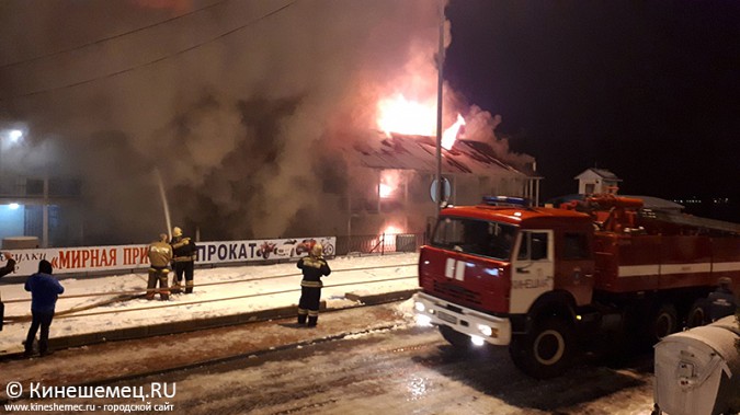 В Кинешме горит ТРК «Мирная пристань» фото 6