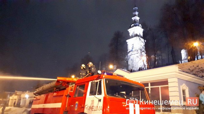 В Кинешме горит ТРК «Мирная пристань» фото 14