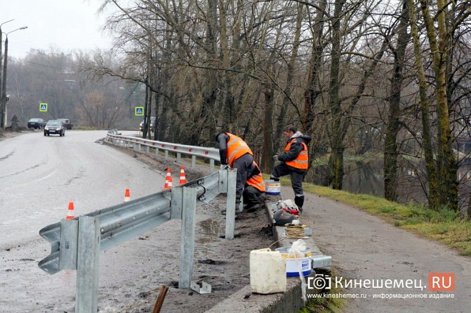 Вдоль Казохи монтируют 120 метров барьерных ограждений фото 7