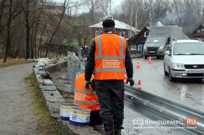 Вдоль Казохи монтируют 120 метров барьерных ограждений фото 6