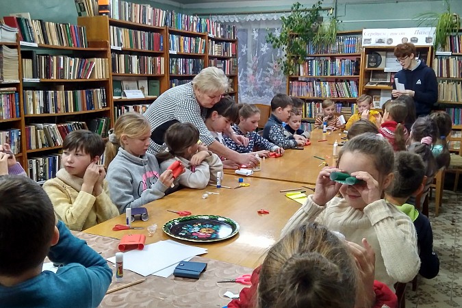 Читателей кинешемской библиотеки порадовал любительский народный театр фото 4