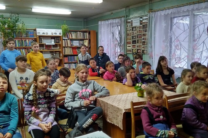 Читателей кинешемской библиотеки порадовал любительский народный театр фото 3