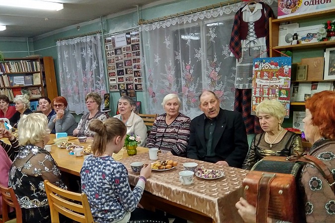 Читателей кинешемской библиотеки порадовал любительский народный театр фото 6