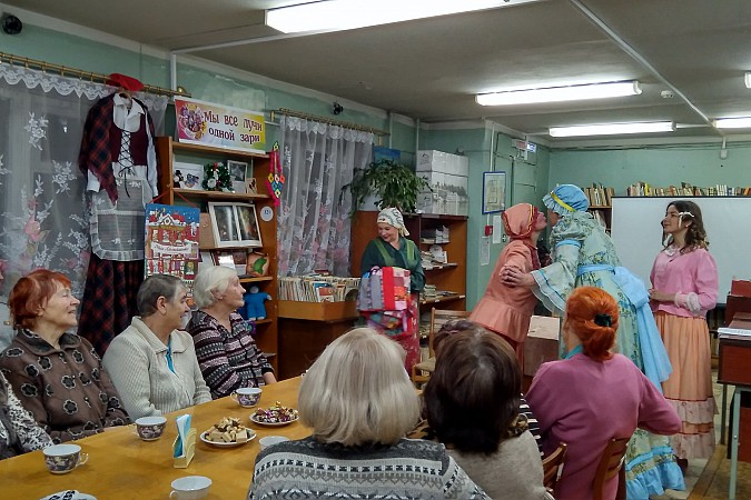 Читателей кинешемской библиотеки порадовал любительский народный театр фото 5