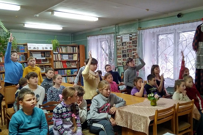 Читателей кинешемской библиотеки порадовал любительский народный театр фото 2