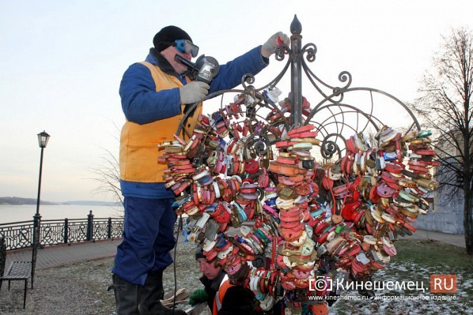 Мэрия Кинешмы дала указание срезать замки с «дерева любви» на Волжском бульваре фото 2