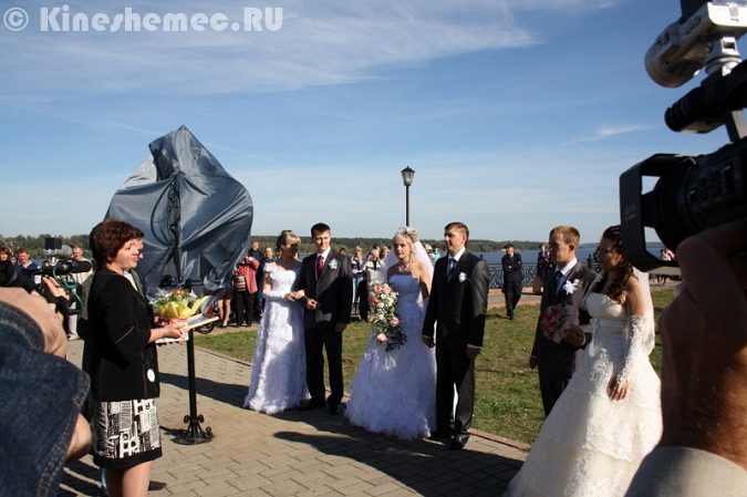 Мэрия Кинешмы дала указание срезать замки с «дерева любви» на Волжском бульваре фото 18