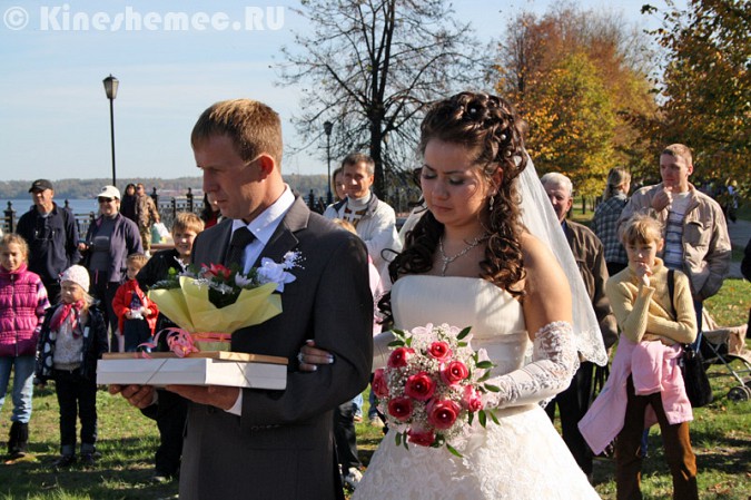 Мэрия Кинешмы дала указание срезать замки с «дерева любви» на Волжском бульваре фото 17