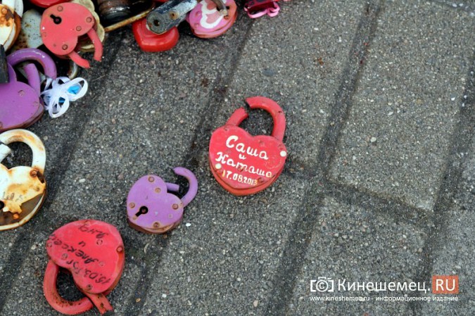 Мэрия Кинешмы дала указание срезать замки с «дерева любви» на Волжском бульваре фото 3