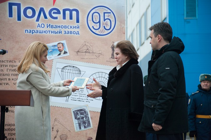Валентина Терешкова открыла в Иванове памятник изобретателю ранцевого парашюта фото 4