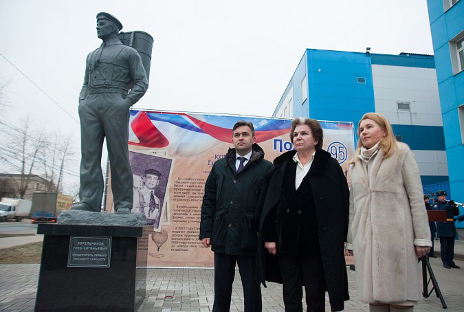 Валентина Терешкова открыла в Иванове памятник изобретателю ранцевого парашюта фото 2