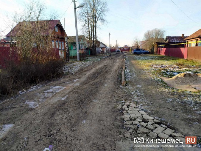 В Кинешме в переулке Дубровском автомобили вязнут в грязи фото 11