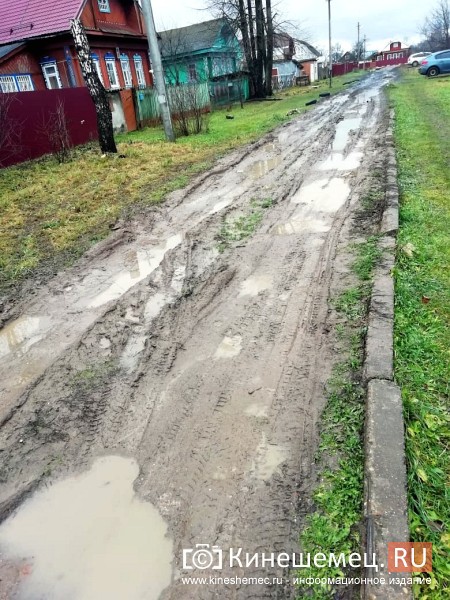 В Кинешме в переулке Дубровском автомобили вязнут в грязи фото 2