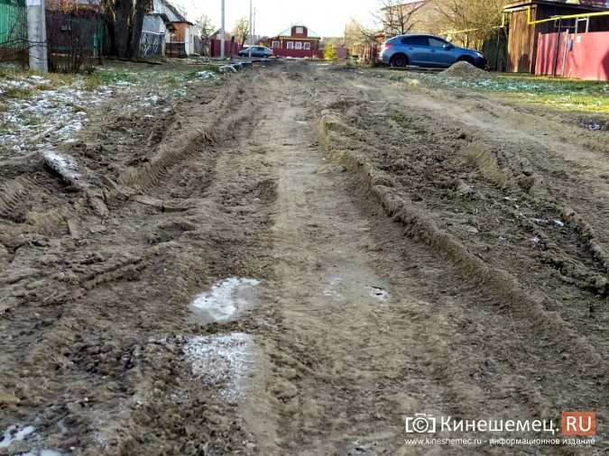 В Кинешме в переулке Дубровском автомобили вязнут в грязи фото 6