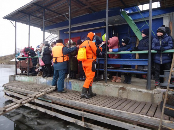 Кинешемским школьникам показали способы спасения провалившихся под лед людей фото 2