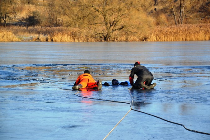 В Ивановской области провалился под лед и утонул любитель катания на коньках фото 3