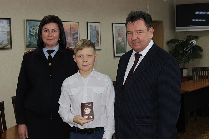 Мэр Кинешмы торжественно вручил паспорта фото 2