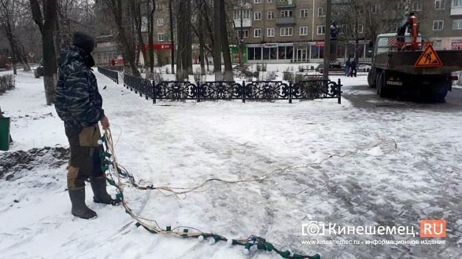 В Кинешме приступили к украшению главных новогодних елок фото 4