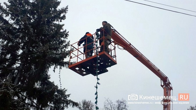 В Кинешме приступили к украшению главных новогодних елок фото 6