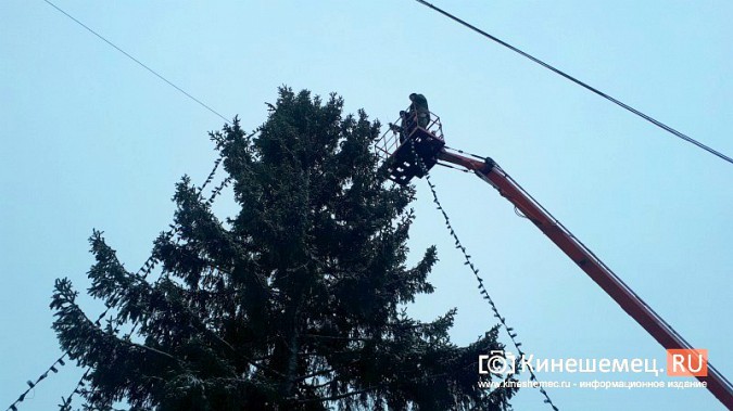 В Кинешме приступили к украшению главных новогодних елок фото 7