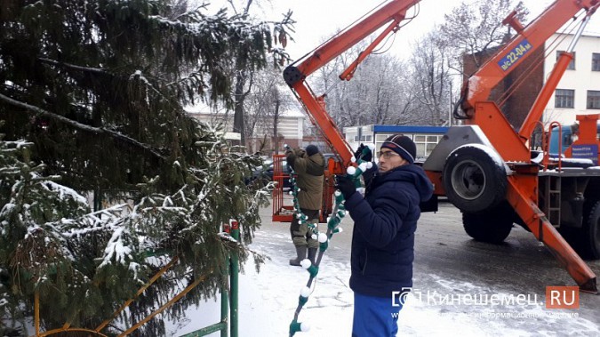 В Кинешме приступили к украшению главных новогодних елок фото 3