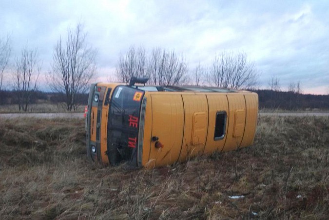 В Ивановской области опрокинулся школьный автобус фото 3