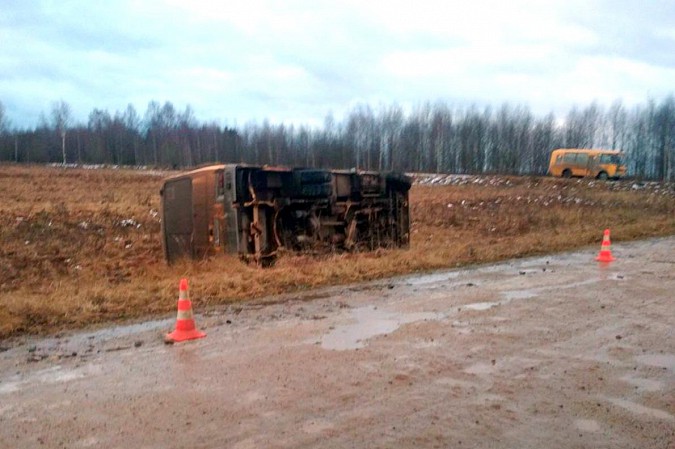 В Ивановской области опрокинулся школьный автобус фото 4