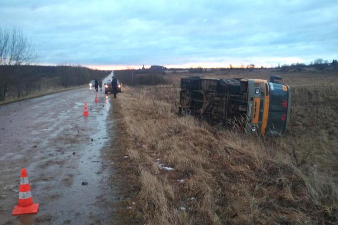 В Ивановской области опрокинулся школьный автобус фото 2