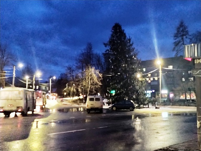 В Кинешме от порывов ветра наклонилась 14-метровая елка на «Почте» фото 2