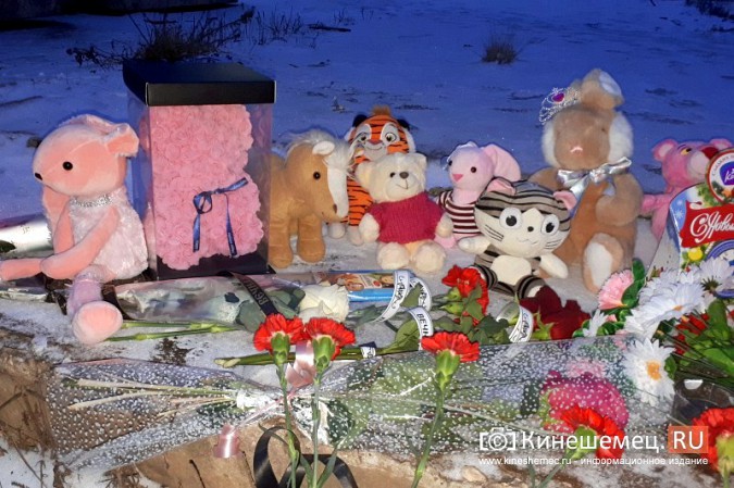 Кинешемцы несут цветы и игрушки к месту гибели 9-летней девочки фото 3