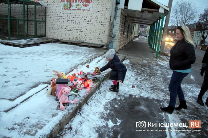 Кинешемцы несут цветы и игрушки к месту гибели 9-летней девочки фото 2