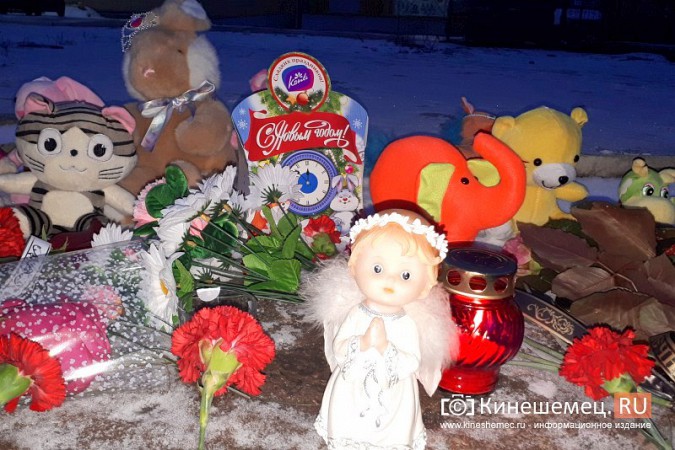 Кинешемцы несут цветы и игрушки к месту гибели 9-летней девочки фото 4