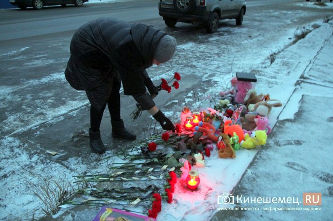 Кинешемцы несут цветы и игрушки к месту гибели 9-летней девочки фото 6