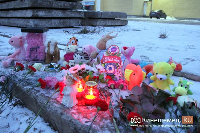 Кинешемцы несут цветы и игрушки к месту гибели 9-летней девочки фото 8