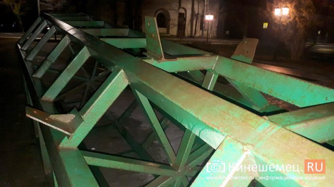 На площадке перед кинешемским драмтеатром начался монтаж 20-тонной искусственной елки фото 13
