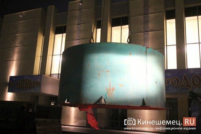 На площадке перед кинешемским драмтеатром начался монтаж 20-тонной искусственной елки фото 6