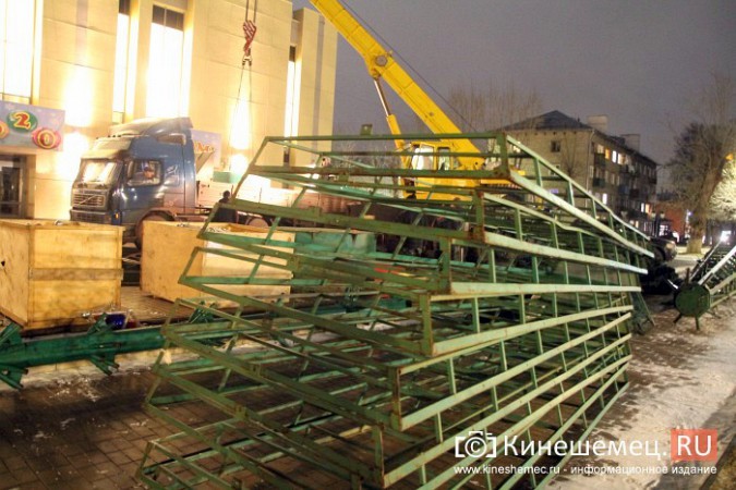 На площадке перед кинешемским драмтеатром начался монтаж 20-тонной искусственной елки фото 4