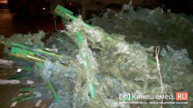 На площадке перед кинешемским драмтеатром начался монтаж 20-тонной искусственной елки фото 17