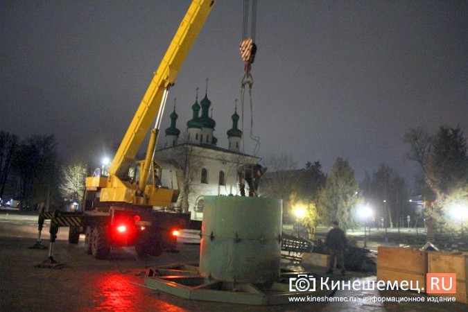 На площадке перед кинешемским драмтеатром начался монтаж 20-тонной искусственной елки фото 8
