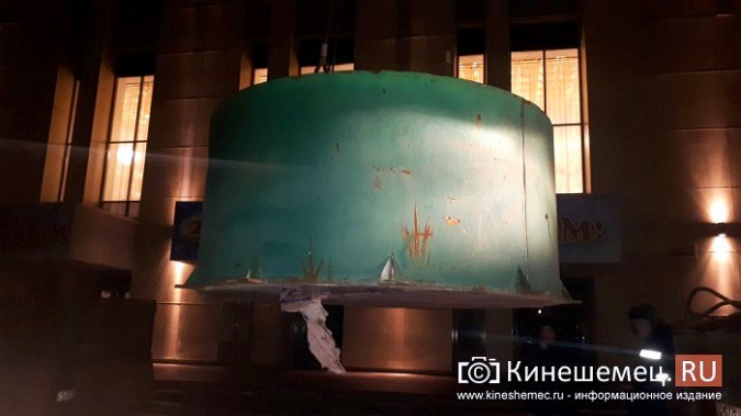 На площадке перед кинешемским драмтеатром начался монтаж 20-тонной искусственной елки фото 21