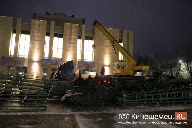 На площадке перед кинешемским драмтеатром начался монтаж 20-тонной искусственной елки фото 5