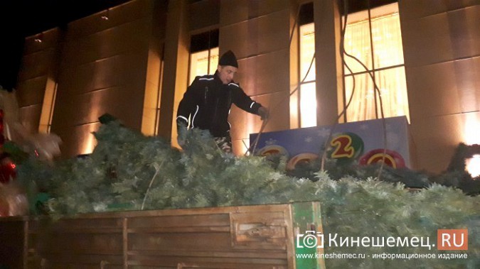 На площадке перед кинешемским драмтеатром начался монтаж 20-тонной искусственной елки фото 14