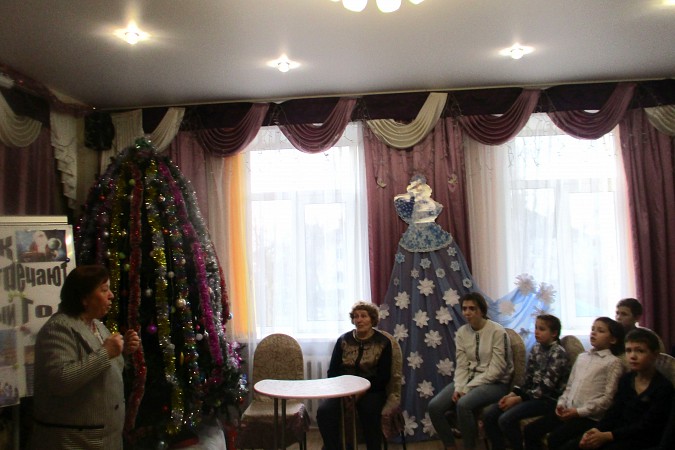 Представители Совета ветеранов «Томны» рассказали о новогодних традициях ребятам из детдома фото 2