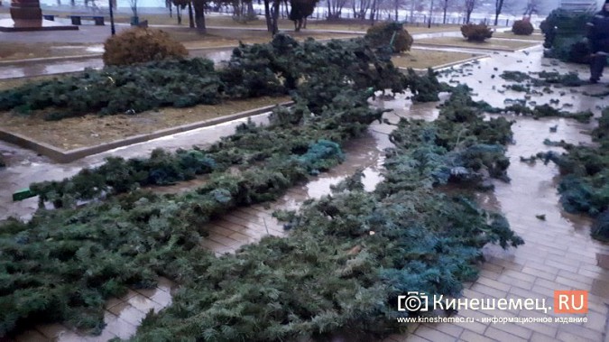 Продолжается монтаж искусственной елки на театральной площади фото 2