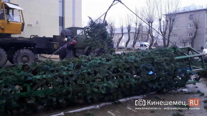 Продолжается монтаж искусственной елки на театральной площади фото 7