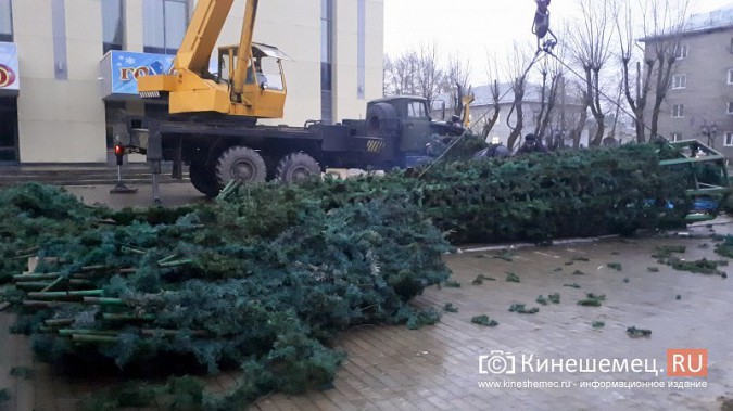 Продолжается монтаж искусственной елки на театральной площади фото 6