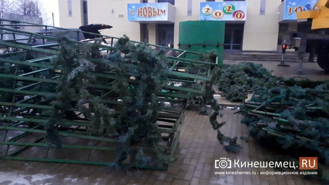 Продолжается монтаж искусственной елки на театральной площади фото 5