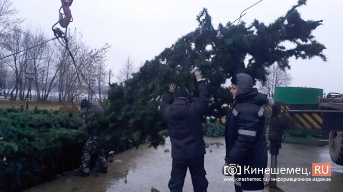 Продолжается монтаж искусственной елки на театральной площади фото 8
